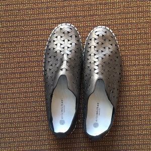 Eric Michael like new sz 40 pewter slipons